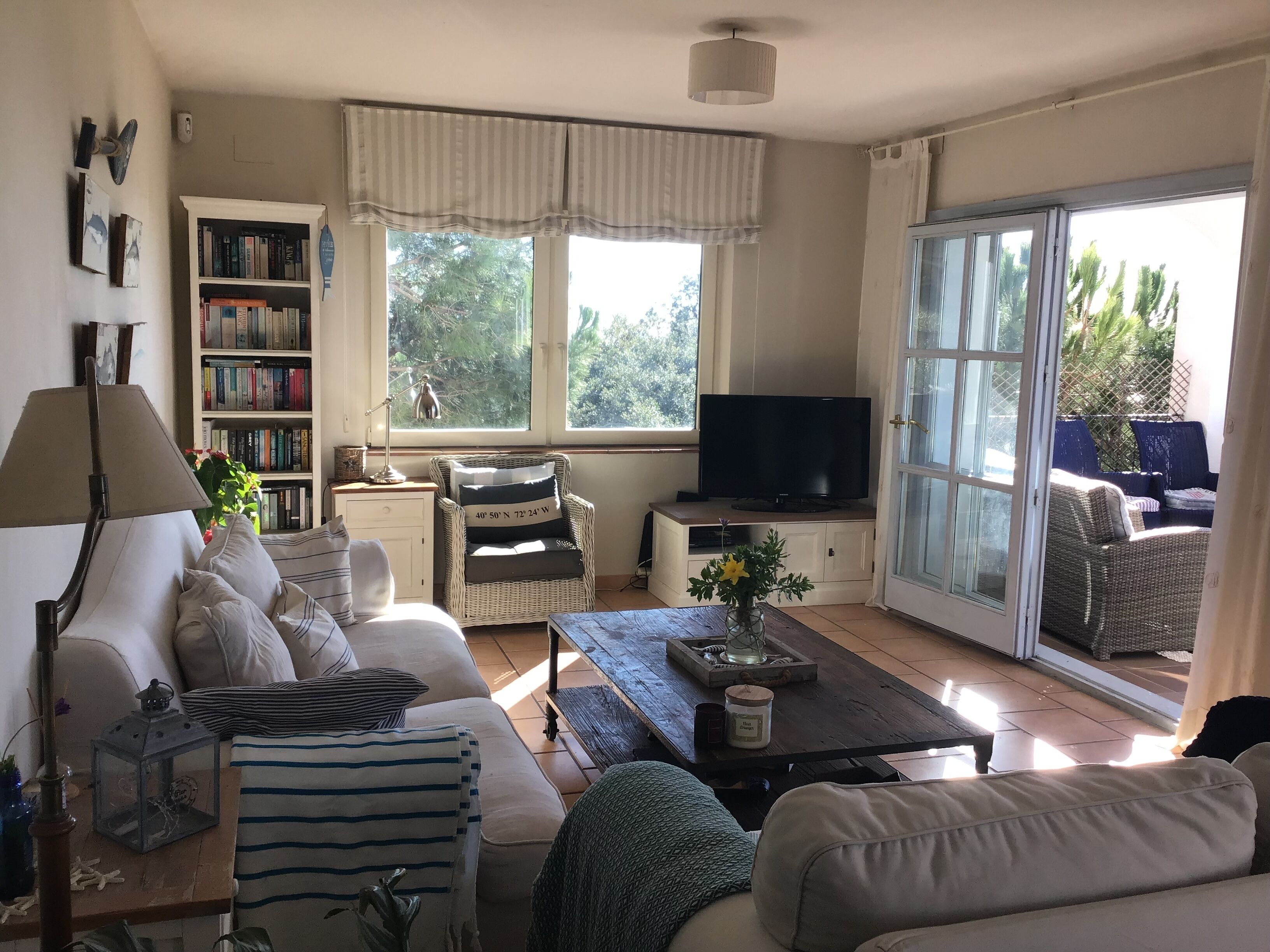 Een smart-tv, een open haard, een dvd-speler en een tafeltennistafel