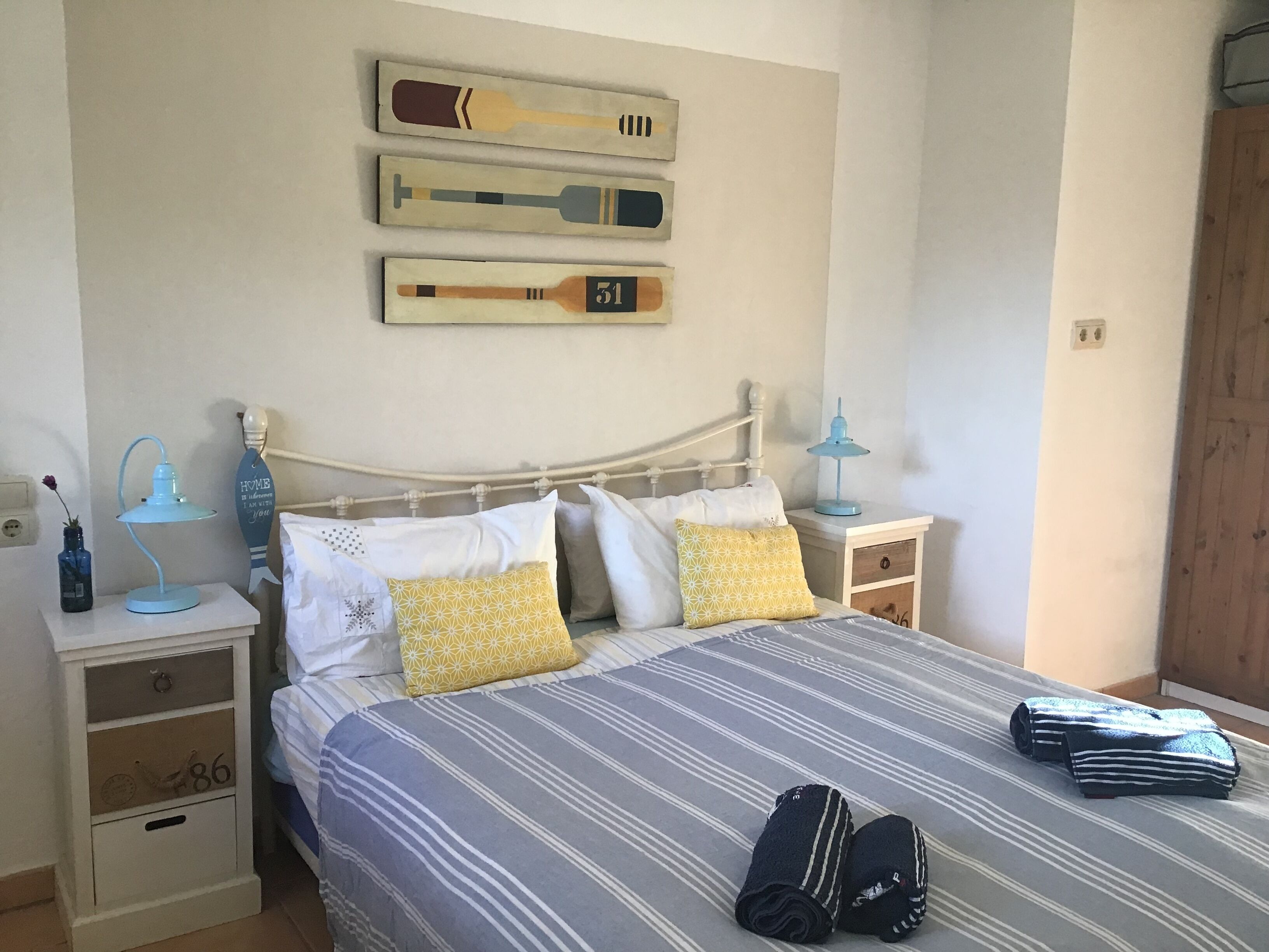 5 slaapkamers, een bureau, een strijkplank/strijkijzer, reisbedje