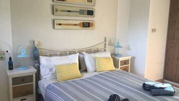 5 slaapkamers, een bureau, een strijkplank/strijkijzer, reisbedje