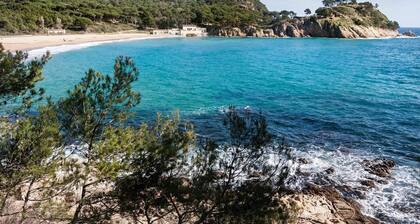 Tilava huvila suurella yksityisellä uima-altaalla ja upealla merinäköalalla.