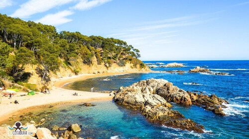 Amplia villa con gran piscina privada y excelentes vistas al mar. 