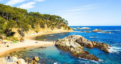 Amplia villa con gran piscina privada y excelentes vistas al mar.