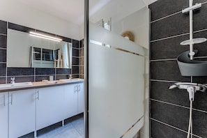 Shower, hair dryer, towels, soap - Beautiful wooden house with terrace and large garden - Bassin d'Arcachon (Arès)