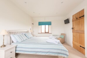 1 bedroom, iron/ironing board, WiFi, bed sheets - Over The Hedge, Boscastle, peaceful rural location (Warbstow)