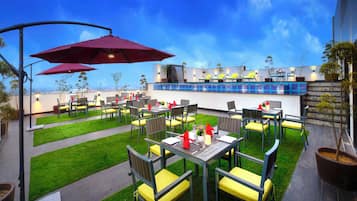 Een binnenzwembad, open van 07.00 uur tot 19.00 uur, en ligstoelen