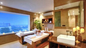 Une salle de bain moderne avec une grande fenêtre, un banc en bois, un lavabo blanc et un miroir.