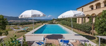 Villa nukkuu 10, oma uima-allas.