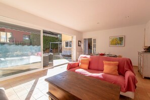 Smart TV, caminetto, lettore DVD, tavolo da ping pong