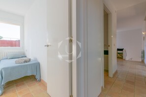 4 bedrooms, iron/ironing board, travel crib, free WiFi - Modern Villa with private pool ,  7 minutes walk to the beaches. (Palafrugell)