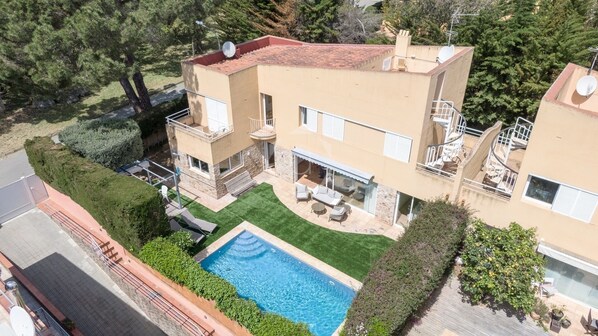 A two-story house with a swimming pool, outdoor seating, and a garden. - Private villa with pool in Calella, 7min-walk to beach (Palafrugell)