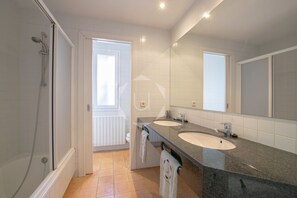 Ensemble douche/baignoire, sèche-cheveux, bidet, serviettes fournies