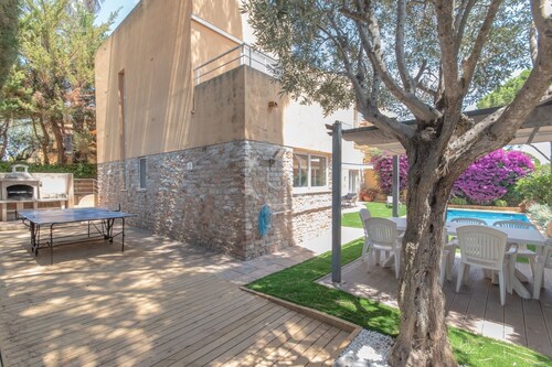 Modern Villa with private pool ,  7 minutes walk to the beaches.