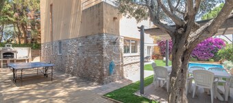 Modern Villa with private pool ,  7 minutes walk to the beaches.