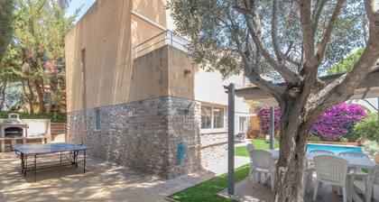 Modern Villa with private pool , 7 minutes walk to the beaches.