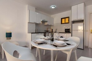 Frigorífico, microondas, horno y tostadora