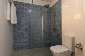 Douche, sèche-cheveux, serviettes fournies