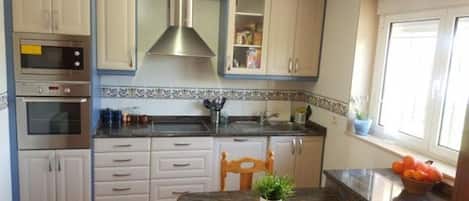 Een koelkast, een magnetron, een oven, een kookplaat