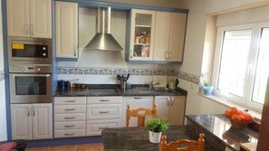 Fridge, microwave, oven, stovetop - FINCA VILLAMORENA RURAL 6 PEOPLE (Velayos)