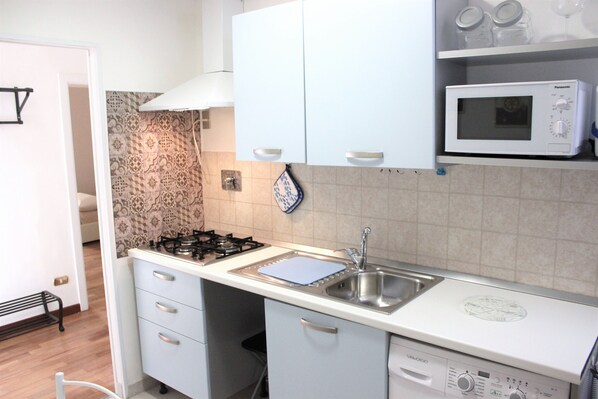 Kühlschrank, Mikrowelle, Herdplatte, Wasserkocher mit Kaffee-/Teezubehör