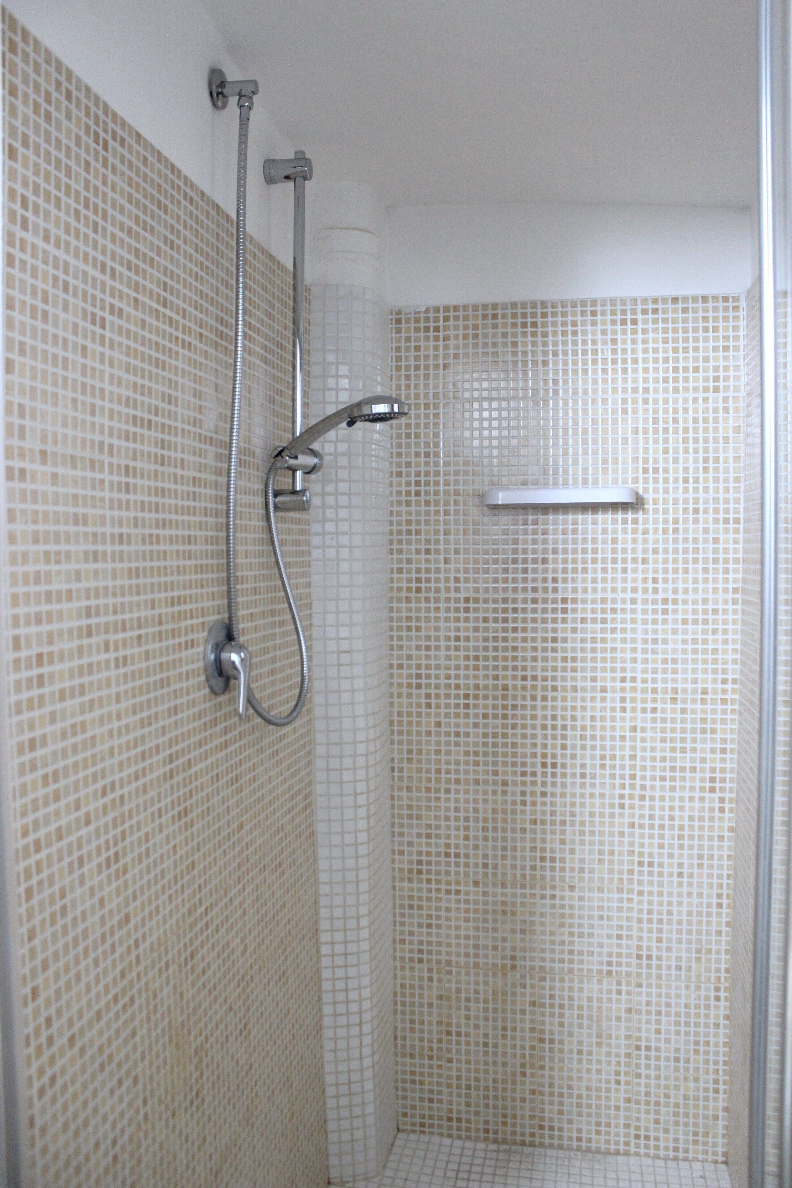 Dusche, Haartrockner, Bidet, Handtücher