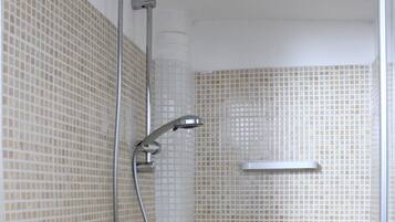 Dusche, Haartrockner, Bidet, Handtücher
