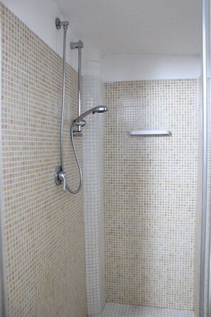 Shower, hair dryer, bidet, towels - Vatican Area House, large, cozy and bright apartment (Roma)
