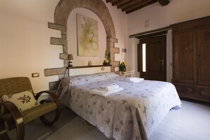 1 bedroom, WiFi, bed sheets - Independent room "Maria Pia" (Sassetta)