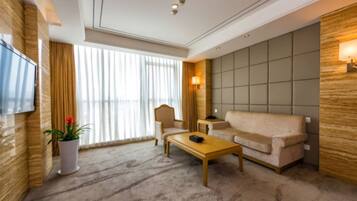 Deluxe Suite | Minibar, blackout curtains, rollaway beds, free WiFi