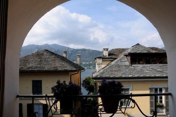 Property grounds - 17th century building in the historic center of Lake Orta (Orta San Giulio)