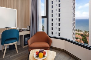 Habitación triple Deluxe, vista al mar | Vista a la playa o el mar