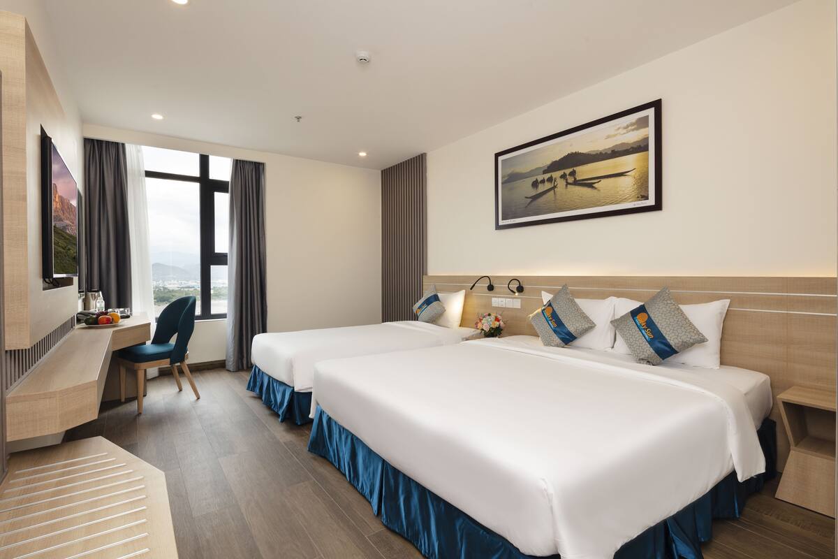 Phòng 3 Deluxe, quang cảnh thành phố | Minibar, két bảo mật tại phòng, bàn, màn/rèm cản sáng 