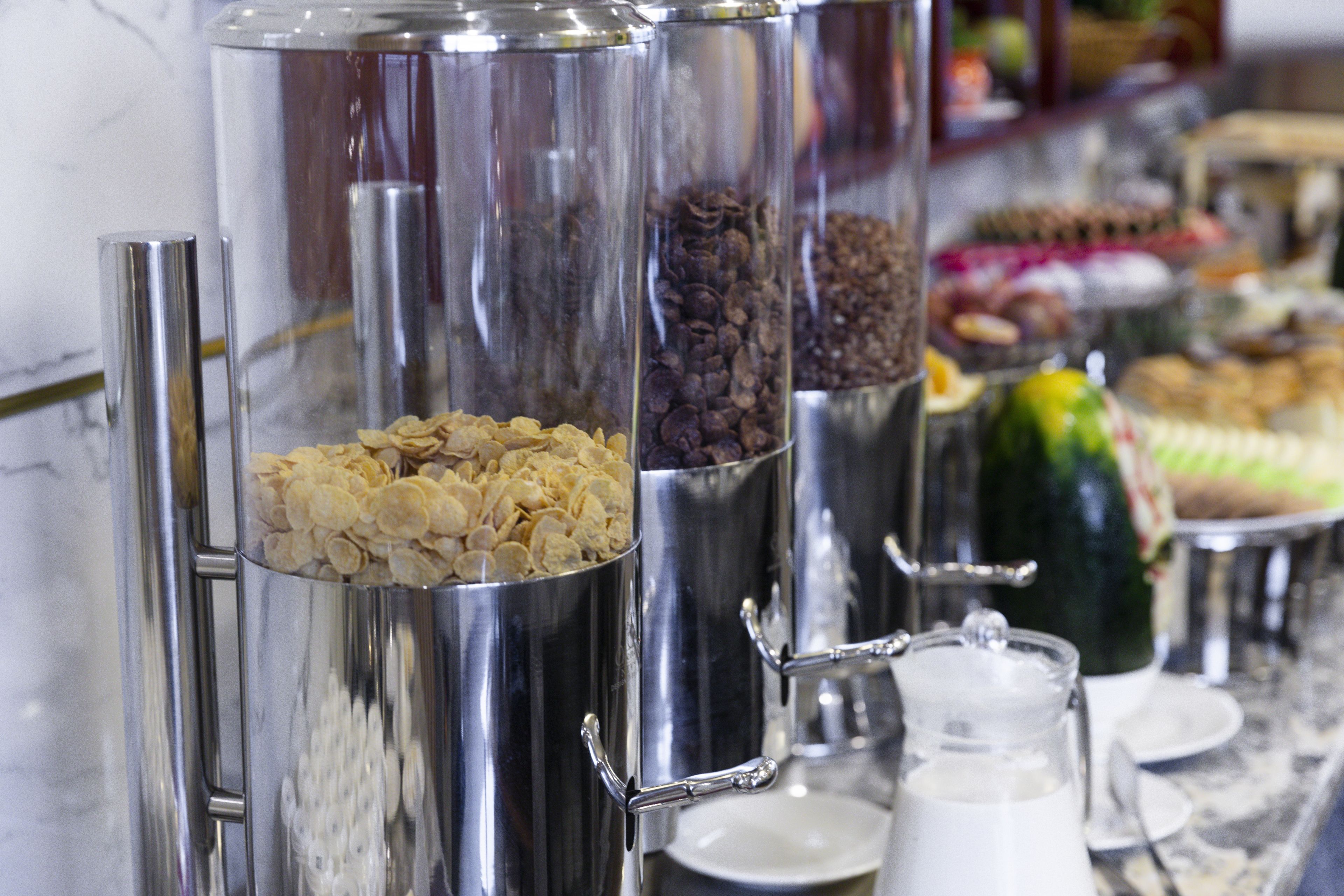 Un buffet proposant divers plats présentés dans des récipients en métal.