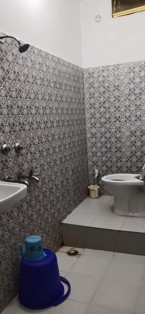 Shower, free toiletries, towels - Hotel Radiation (Deoghar)