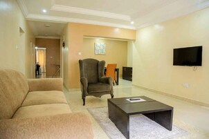 Apartment, 3 Bedrooms | Dining