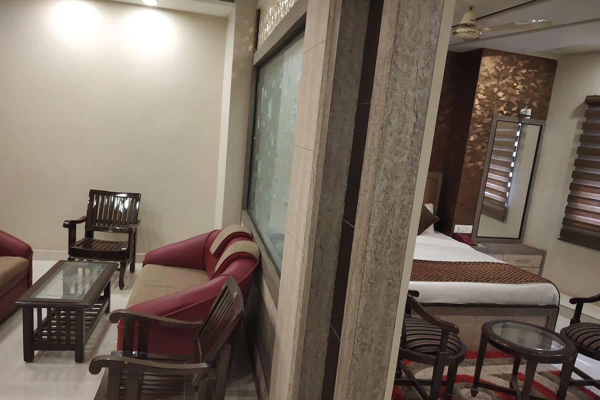 Suite Deluxe, 1 cama de matrimonio grande | Tabla de planchar con plancha, cunas (de pago), wifi gratis
