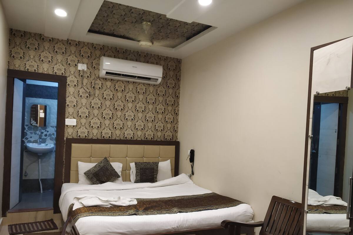 Habitación Deluxe doble, 1 cama doble | Tabla de planchar con plancha, cunas (de pago), wifi gratis
