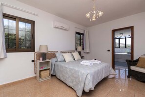 4 bedrooms, iron/ironing board, free WiFi, bed sheets