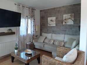 TV connectée, livres, chaîne hi-fi