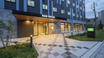 Fachada de la propiedad por la tarde o noche