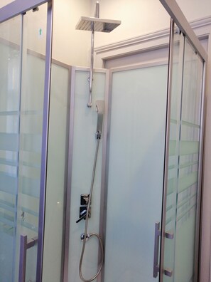 Deluxe-Doppelzimmer (The Fashion Institute) | Dusche im Bad