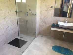 Quarto casal luxo | Banheiro | Chuveiro, produtos de toalete de grife
