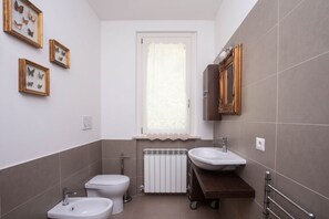 Shower, bidet, towels