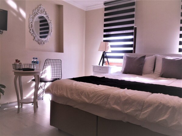 شقة بتجهيزات أساسية | 1 غرفة نوم وخزنة داخل الغرفة ومكتب ومساحة عمل للكمبيوتر المحمول