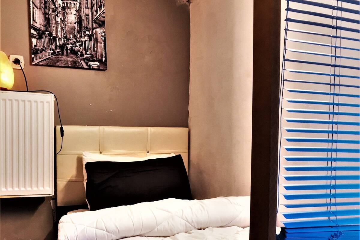 Economy Single Room | 1 bedroom, in-room safe, desk, laptop workspace