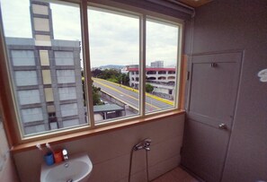 Deluxe Double Room | Bathroom | Shower, rainfall showerhead, free toiletries, hair dryer - No.98 B&B (Hualien City)