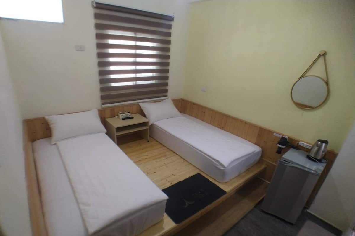 Habitación senior con 1 cama matrimonial o 2 individuales, 2 camas individuales | Cortinas blackout, insonorización, wifi gratis y ropa de cama 