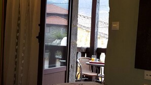 3 عدّة غرف نوم وتجهيزات عازلة للصوت وواي فاي وملاءات أسرّة