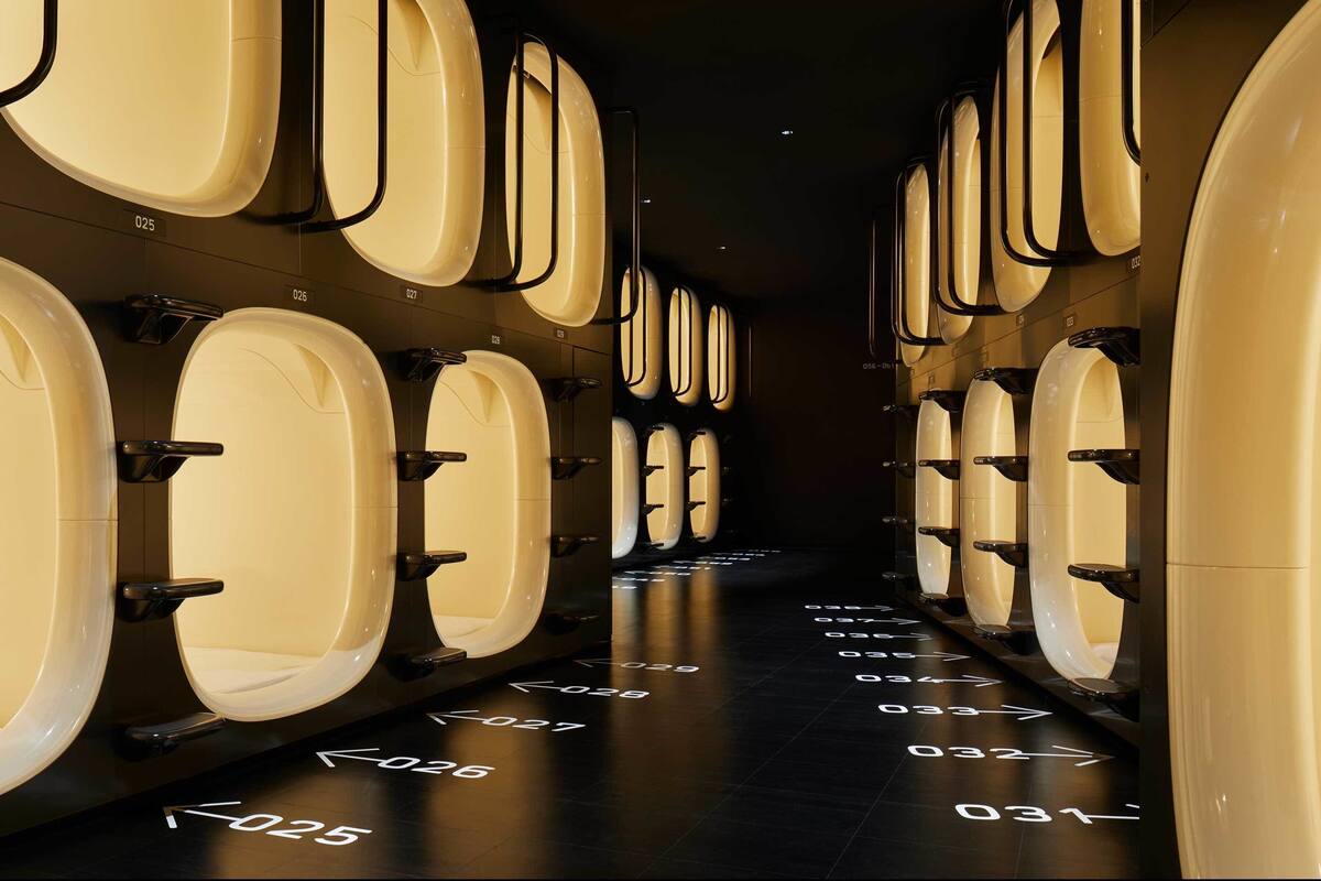 Een rij moderne, minimalistische toiletten met cijfers op de vloer die hun locatie aangeven.