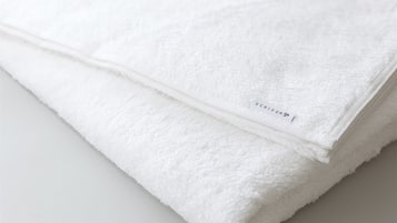 Buồng tắm vòi sen, máy sấy tóc, dép đi trong nhà