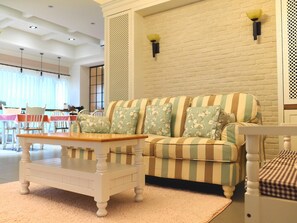 Lobby sitting area - Good Time (Magong)